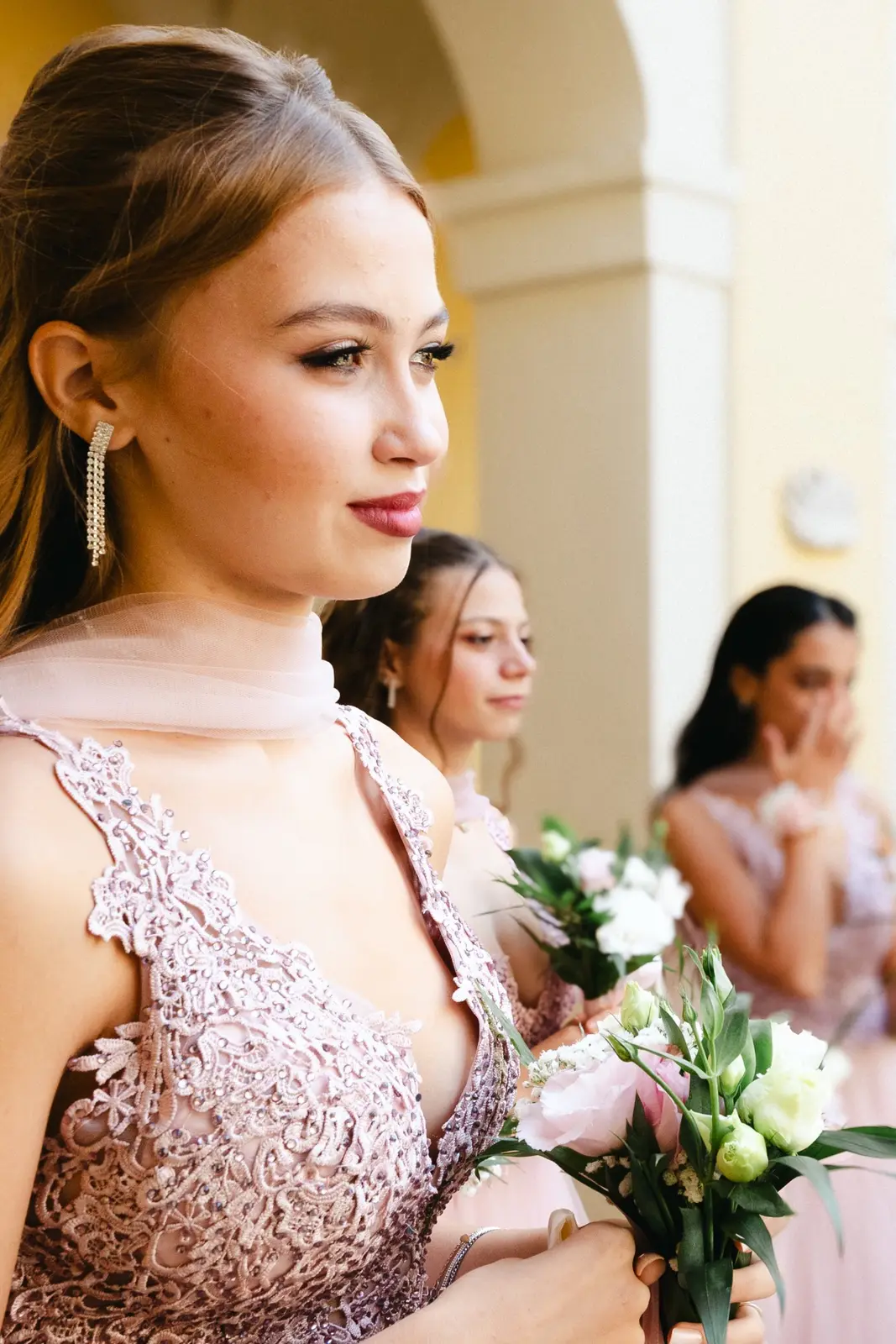 Damigella di profilo con il bouquet