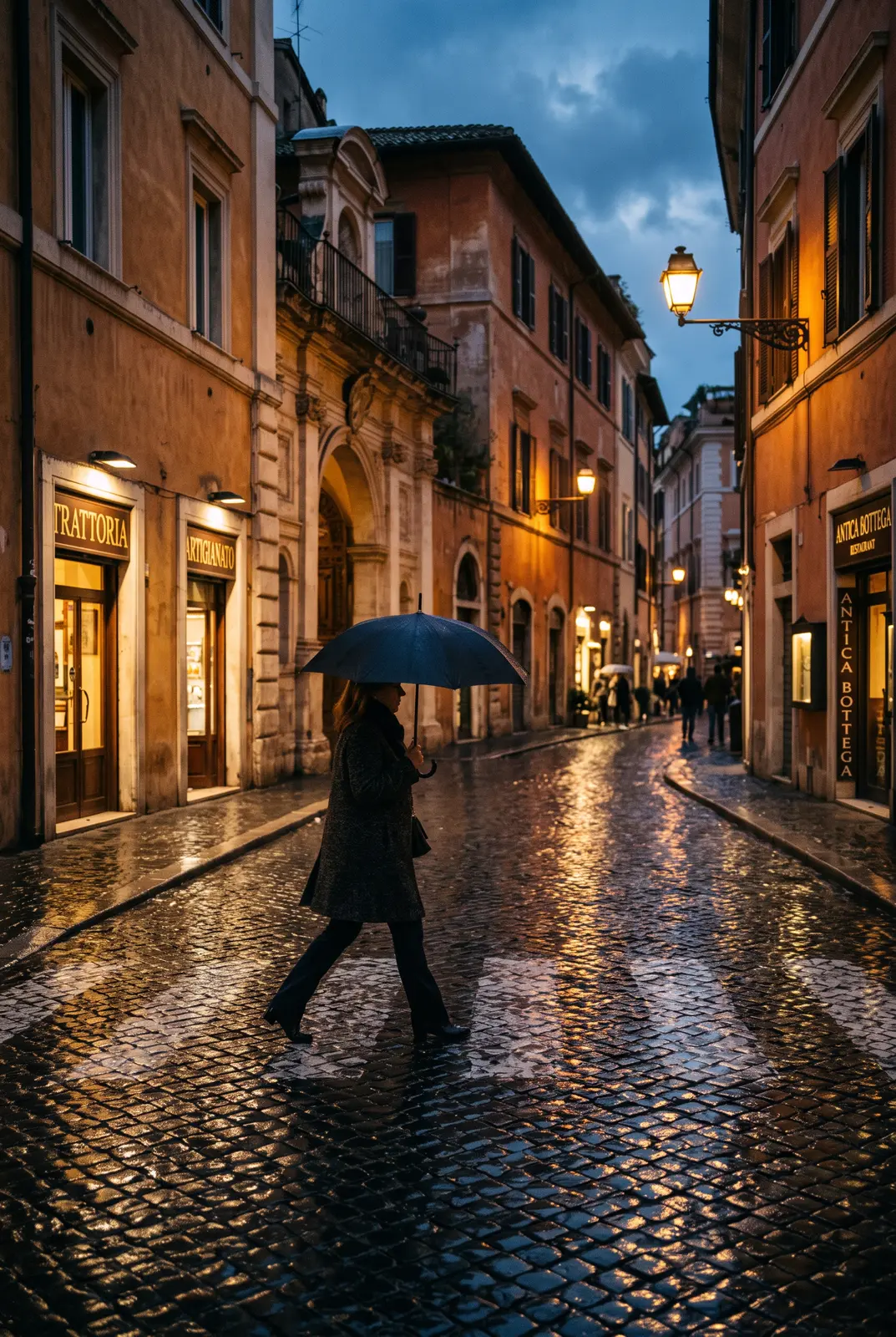 Una donna con l'ombrello attraversa una via bagnata al crepuscolo