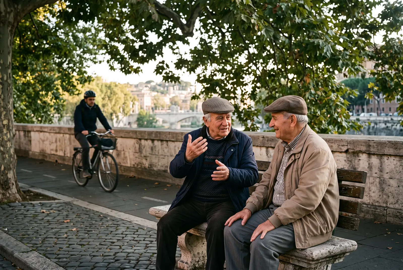 Due anziani con la coppola parlano su una panchina del Lungotevere