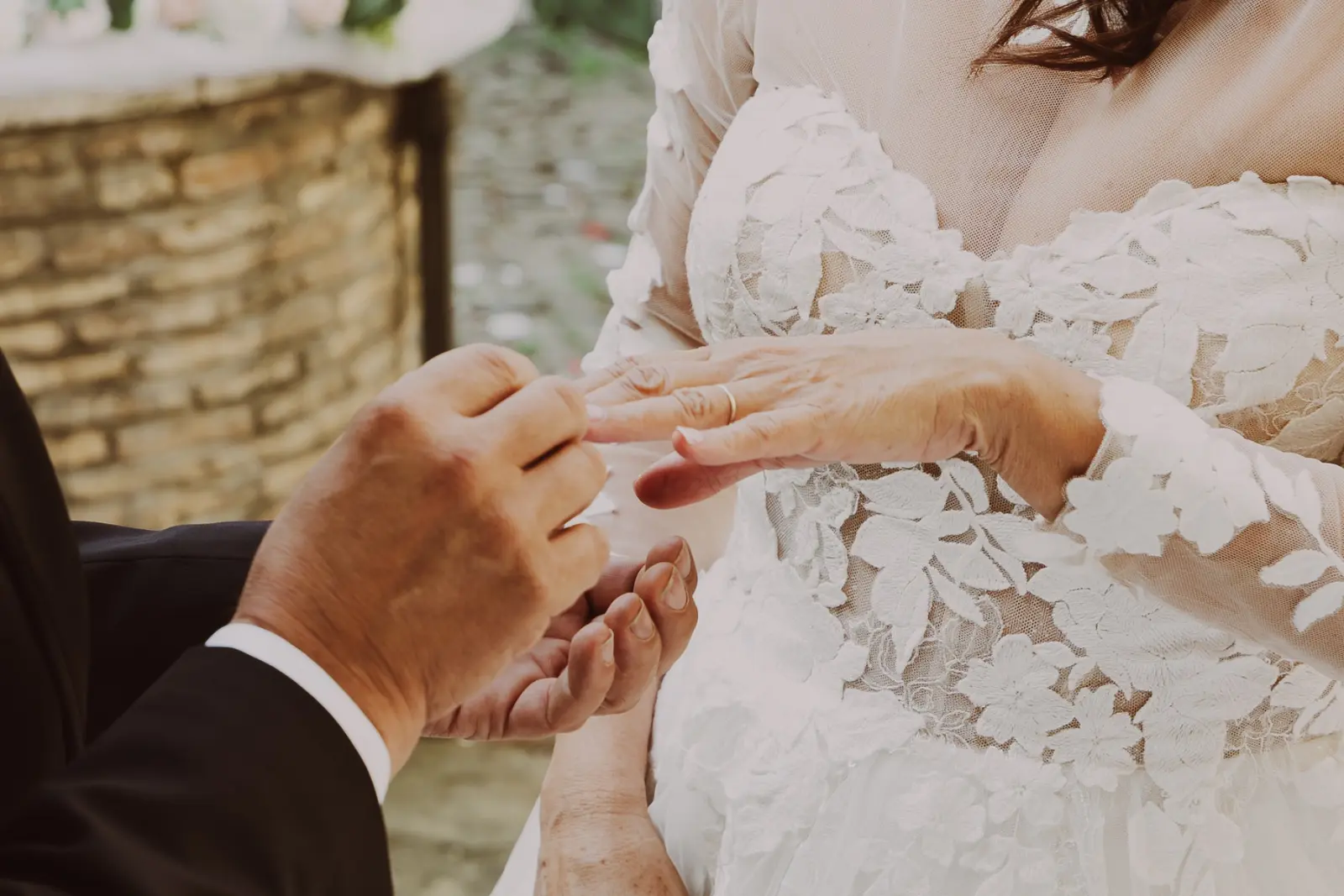 Lo sposo infila l'anello alla sposa